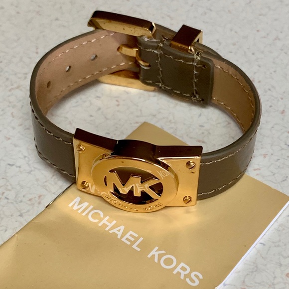MICHAEL KORS GOLD PLATE LOGO W/ADJ. BRACELET *GUC - Picture 6 of 8